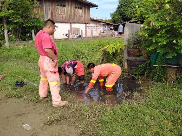 งานป้องกันฯ ออกปฏิบัติการดันท่อน้ำที่เกิดการอุดตัน