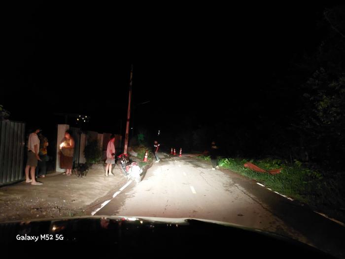 งานป้องกันฯ รับแจ้งจากประชาชนว่าลมพัดสายไฟเคเบิ้ลโทรศัพท์ อินเตอร์เน็ต หลุดลงสู่พื้นถนน
